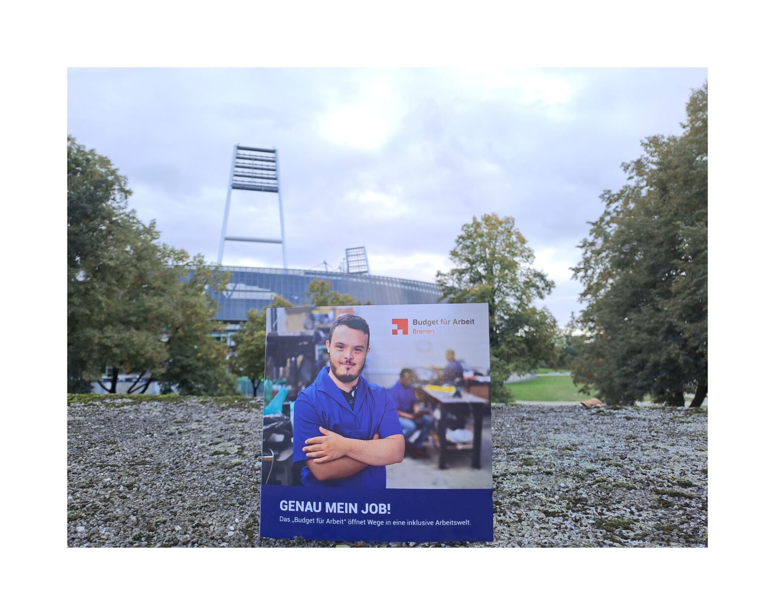 Flyer zum Jobtag und im Hintergrund ist das Weserstadion zu sehen.